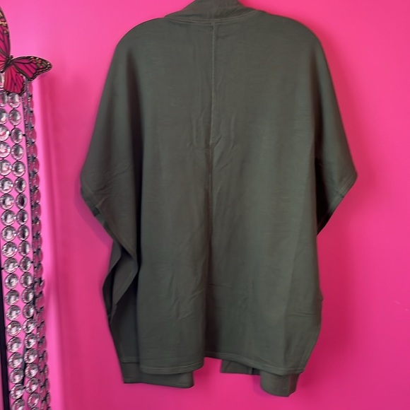 Open sided cape with pockets - Picture 5 of 7